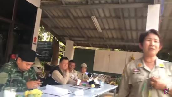 2 กระบะชนกัน 2 กระบะชนกัน