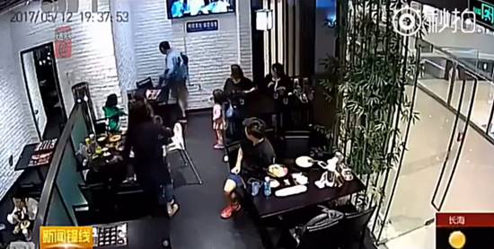โกลาหล ! สาวเตะเด็กกลางร้านอาหาร ฉุนเสียงดังไม่เลิก ฝ่ายแม่ปรี่ตบหน้าหัน โกลาหล ! สาวเตะเด็กกลางร้านอาหาร ฉุนเสียงดังไม่เลิก ฝ่ายแม่ปรี่ตบหน้าหัน