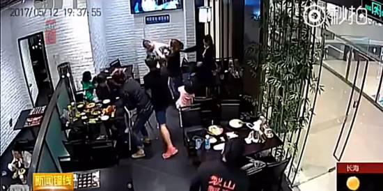 โกลาหล ! สาวเตะเด็กกลางร้านอาหาร ฉุนเสียงดังไม่เลิก ฝ่ายแม่ปรี่ตบหน้าหัน โกลาหล ! สาวเตะเด็กกลางร้านอาหาร ฉุนเสียงดังไม่เลิก ฝ่ายแม่ปรี่ตบหน้าหัน