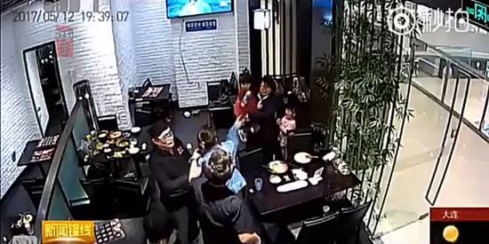 โกลาหล ! สาวเตะเด็กกลางร้านอาหาร ฉุนเสียงดังไม่เลิก ฝ่ายแม่ปรี่ตบหน้าหัน โกลาหล ! สาวเตะเด็กกลางร้านอาหาร ฉุนเสียงดังไม่เลิก ฝ่ายแม่ปรี่ตบหน้าหัน