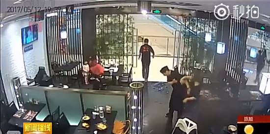 โกลาหล ! สาวเตะเด็กกลางร้านอาหาร ฉุนเสียงดังไม่เลิก ฝ่ายแม่ปรี่ตบหน้าหัน โกลาหล ! สาวเตะเด็กกลางร้านอาหาร ฉุนเสียงดังไม่เลิก ฝ่ายแม่ปรี่ตบหน้าหัน