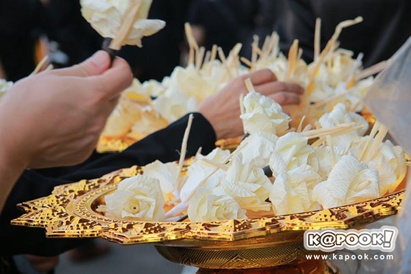 พิธีวางดอกไม้จันท์เริ่มแล้ว ประชาชนทยอยไปพระเมรุมาศจำลองทั่วประเทศ พิธีวางดอกไม้จันท์เริ่มแล้ว ประชาชนทยอยไปพระเมรุมาศจำลองทั่วประเทศ