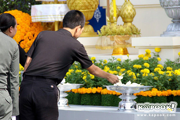 พิธีวางดอกไม้จันท์เริ่มแล้ว ประชาชนทยอยไปพระเมรุมาศจำลองทั่วประเทศ พิธีวางดอกไม้จันท์เริ่มแล้ว ประชาชนทยอยไปพระเมรุมาศจำลองทั่วประเทศ