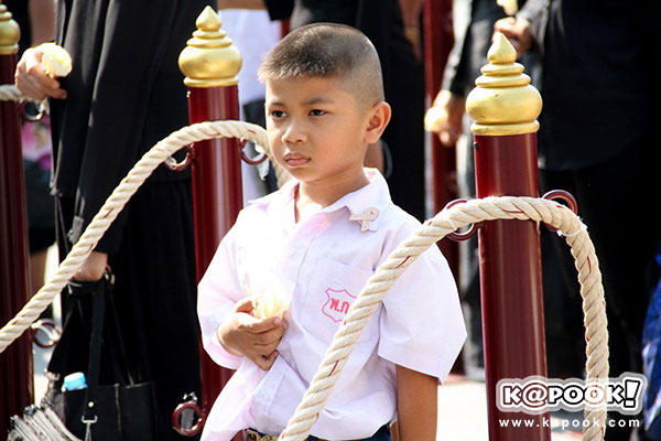 พิธีวางดอกไม้จันท์เริ่มแล้ว ประชาชนทยอยไปพระเมรุมาศจำลองทั่วประเทศ พิธีวางดอกไม้จันท์เริ่มแล้ว ประชาชนทยอยไปพระเมรุมาศจำลองทั่วประเทศ