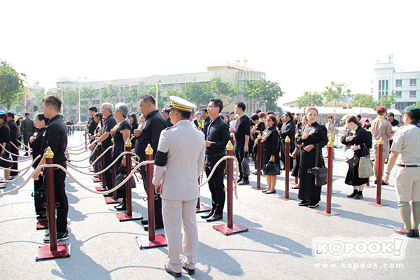 พิธีวางดอกไม้จันท์เริ่มแล้ว ประชาชนทยอยไปพระเมรุมาศจำลองทั่วประเทศ พิธีวางดอกไม้จันท์เริ่มแล้ว ประชาชนทยอยไปพระเมรุมาศจำลองทั่วประเทศ