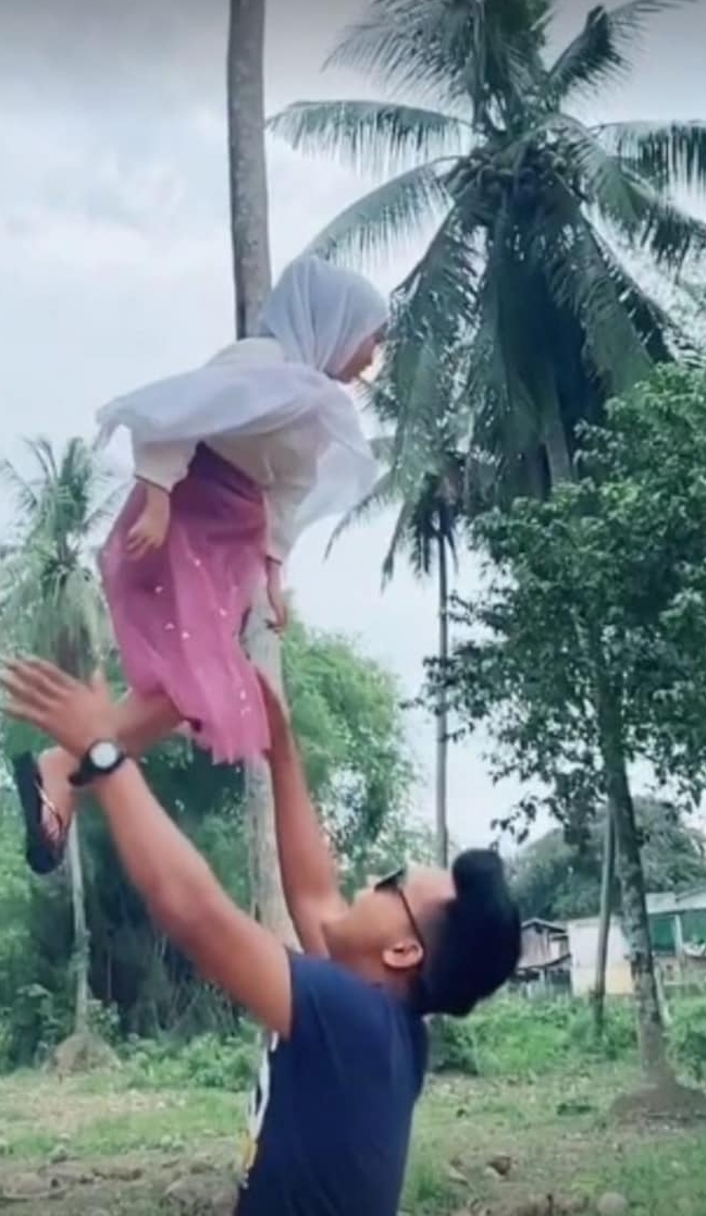 หนุ่มแต่งงานสาวตัวจิ๋ว หนุ่มแต่งงานสาวตัวจิ๋ว