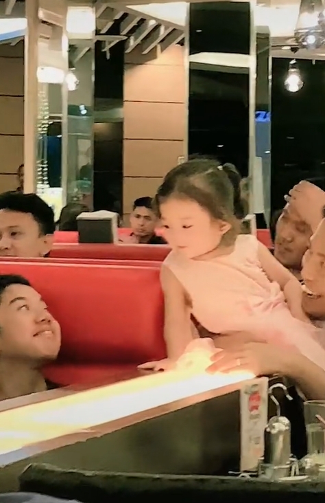 เด็กหญิงเล่นหูเล่นตา เด็กหญิงเล่นหูเล่นตา