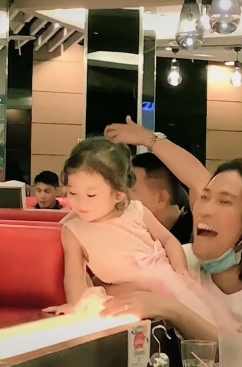 เด็กหญิงเล่นหูเล่นตา เด็กหญิงเล่นหูเล่นตา