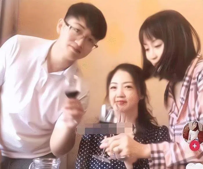 แต่งงานกับเพื่อนแม่ แต่งงานกับเพื่อนแม่