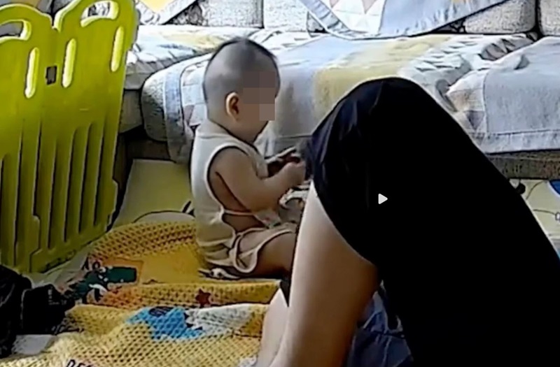 พ่อปล่อยลูกกินอึตัวเอง พ่อปล่อยลูกกินอึตัวเอง