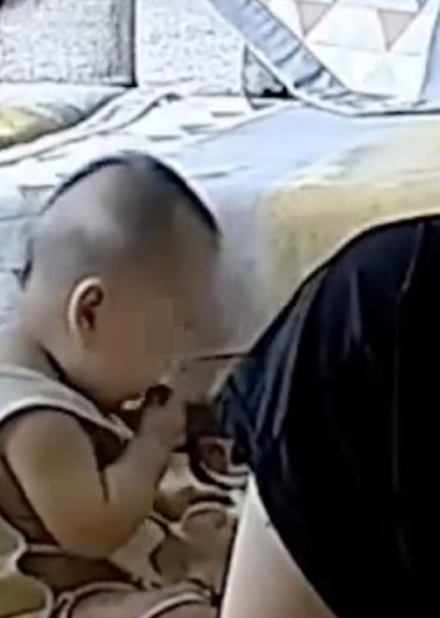 พ่อปล่อยลูกกินอึตัวเอง พ่อปล่อยลูกกินอึตัวเอง