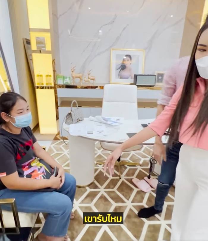ตั๊ก กรกนก สุวรรณบุตร จับโจรที่บริษัท ตั๊ก กรกนก สุวรรณบุตร จับโจรที่บริษัท