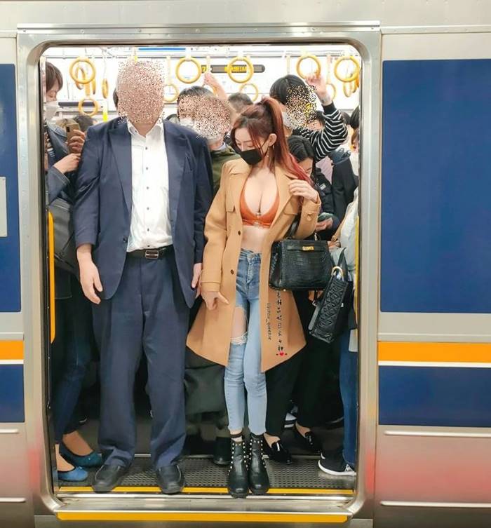 สาวเซ็กซี่ ขึ้นรถไฟฟ้า คนแน่น