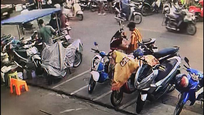 แม่ค้าพวงมาลัย แม่ค้าพวงมาลัย