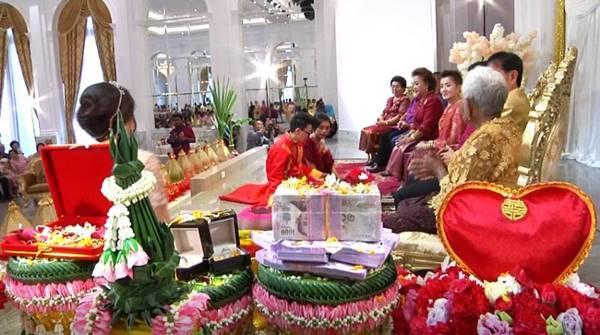 สาวหล่อ หอบสินสอด 1.5 ล้าน สาวหล่อ หอบสินสอด 1.5 ล้าน