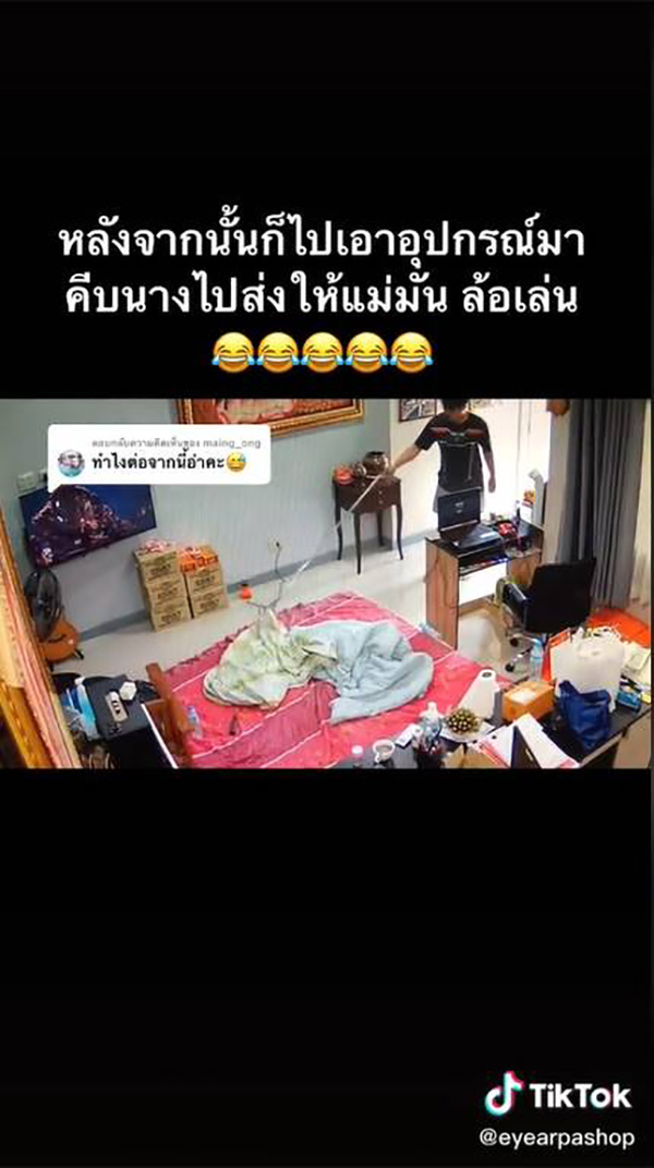 สาวกรี๊ดลั่น เปิดผ้าห่มเจอลูกงูเห่า สาวกรี๊ดลั่น เปิดผ้าห่มเจอลูกงูเห่า