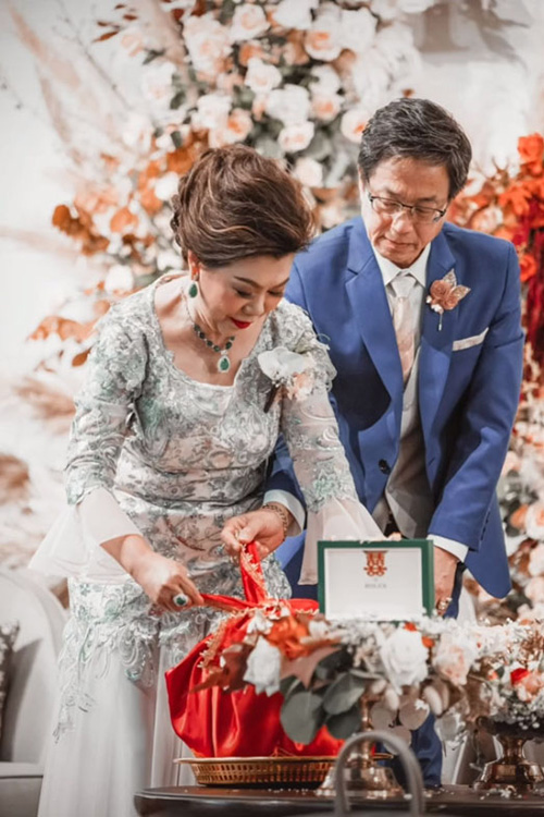 งานแต่งสุดปัง สินสอดเป็นกระเป๋า Hermes งานแต่งสุดปัง สินสอดเป็นกระเป๋า Hermes
