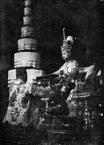 พระบาทสมเด็จพระปกเกล้าเจ้าอยู่หัว ทรงลงพระปรมาภิไธยในรัฐธรรมนูญถาวรฉบับแรกของสยาม