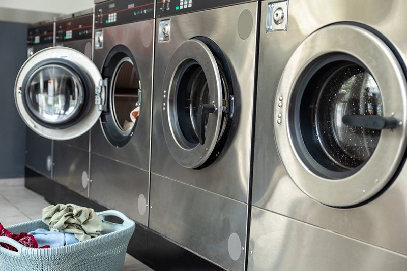 มารยาทใช้เครื่องซักผ้าหยอดเหรียญ คนซักหยิบช้าหรือคนอื่นหยิบให้ สุดท้ายใครผิด