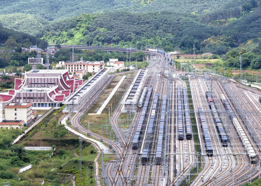 เปิดภาพรถไฟจีน-ลาว ต่อคิวขนส่งยาวสุดสายตา เปิดภาพรถไฟจีน-ลาว ต่อคิวขนส่งยาวสุดสายตา