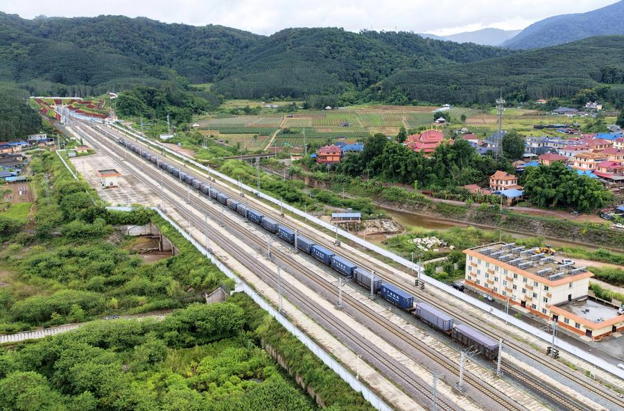 เปิดภาพรถไฟจีน-ลาว ต่อคิวขนส่งยาวสุดสายตา เปิดภาพรถไฟจีน-ลาว ต่อคิวขนส่งยาวสุดสายตา