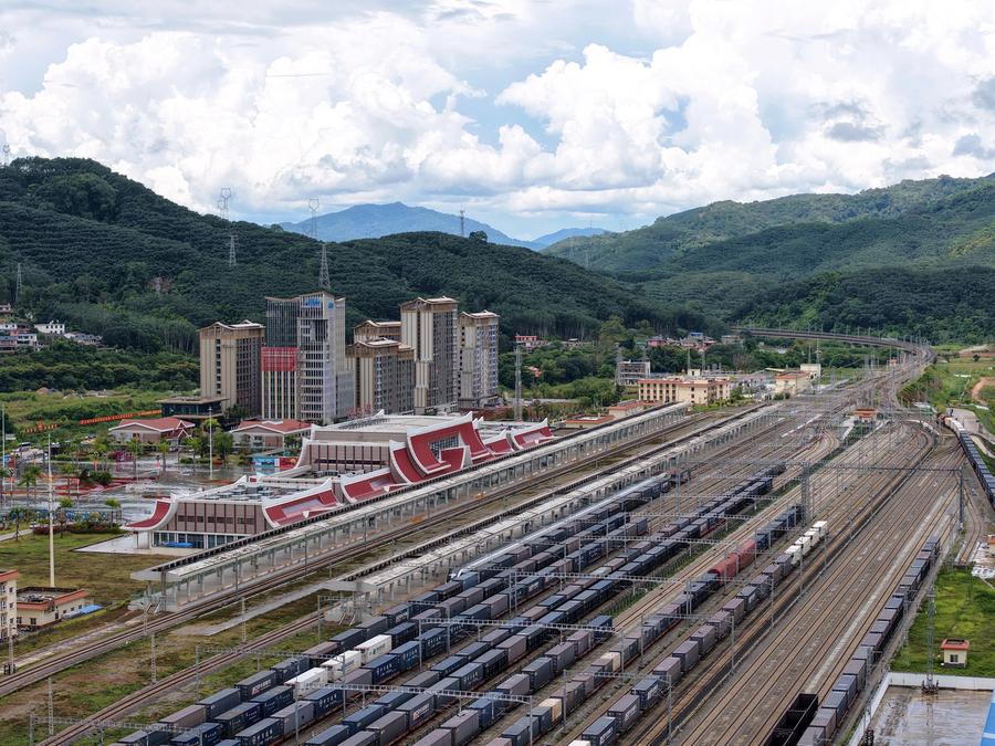เปิดภาพรถไฟจีน-ลาว ต่อคิวขนส่งยาวสุดสายตา เปิดภาพรถไฟจีน-ลาว ต่อคิวขนส่งยาวสุดสายตา