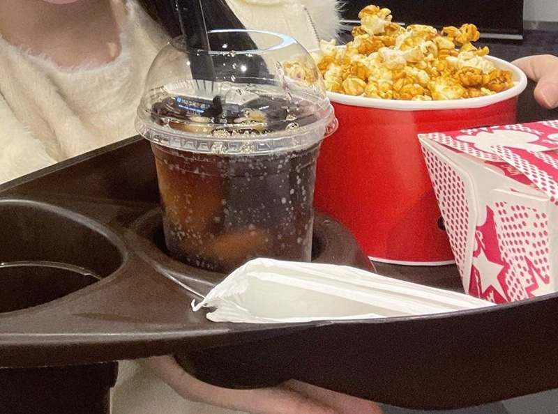 ไอดอลสาวโพสต์ภาพไปดูหนัง สุดท้ายโดนปลด