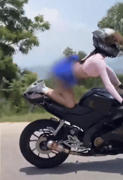 ขี่บิ๊กไบค์โชว์ท่ายาก