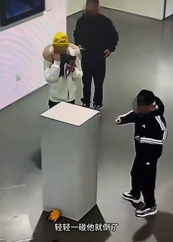 มงกุฎทองคำร่วงกระแทกพื้น