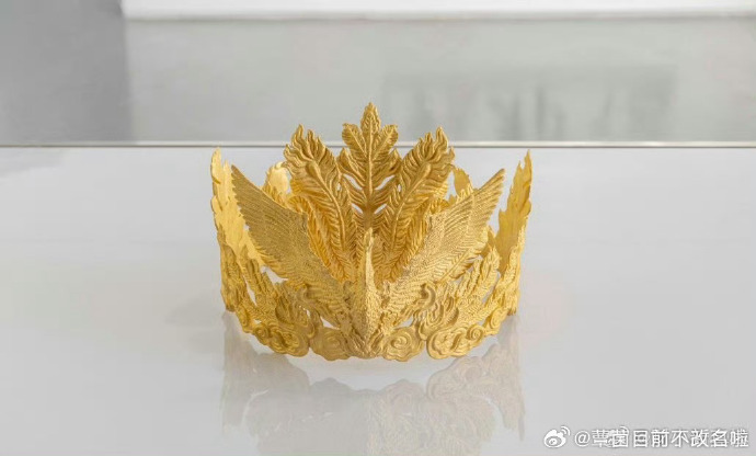 มงกุฎทองคำร่วงกระแทกพื้น