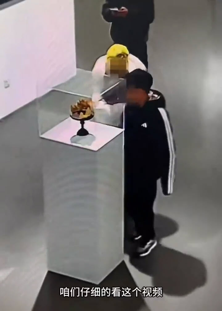 มงกุฎทองคำร่วงกระแทกพื้น