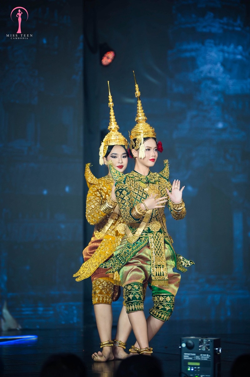 นางงามเขมรโชว์ฟ้อนรำพื้นเมือง แต่ชุดที่ใส่เหมือนก๊อปชุดโขนไทย