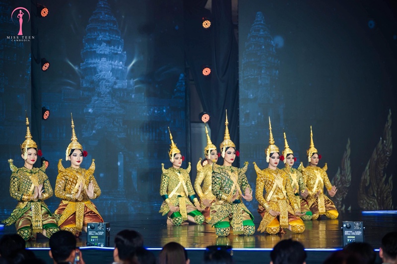 นางงามเขมรโชว์ฟ้อนรำพื้นเมือง แต่ชุดที่ใส่เหมือนก๊อปชุดโขนไทย