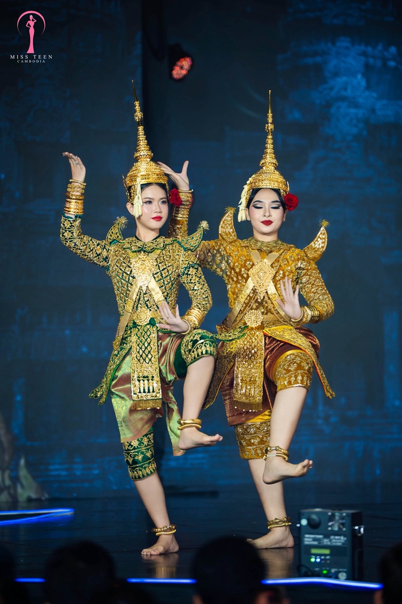 นางงามเขมรโชว์ฟ้อนรำพื้นเมือง แต่ชุดที่ใส่เหมือนก๊อปชุดโขนไทย