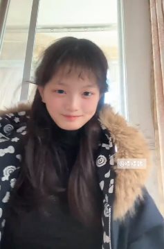 สาวน่ารักลุกออกไปเต้น เห็นขาถึงกับร้องโอ้โห