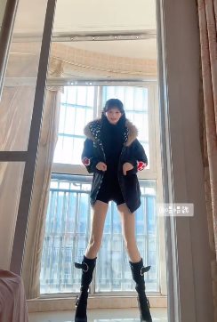 สาวน่ารักลุกออกไปเต้น เห็นขาถึงกับร้องโอ้โห