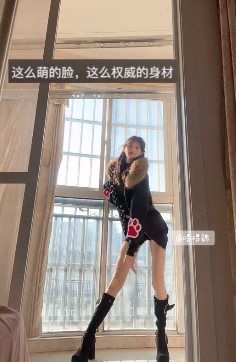 สาวน่ารักลุกออกไปเต้น เห็นขาถึงกับร้องโอ้โห