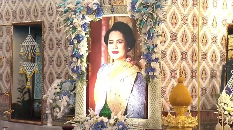 ในหลวง ทรงคมและทรงสวมกอด ทูลกระหม่อมหญิงอุบลรัตนราชกัญญา