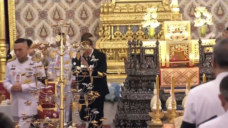 ในหลวง ทรงคมและทรงสวมกอด ทูลกระหม่อมหญิงอุบลรัตนราชกัญญา