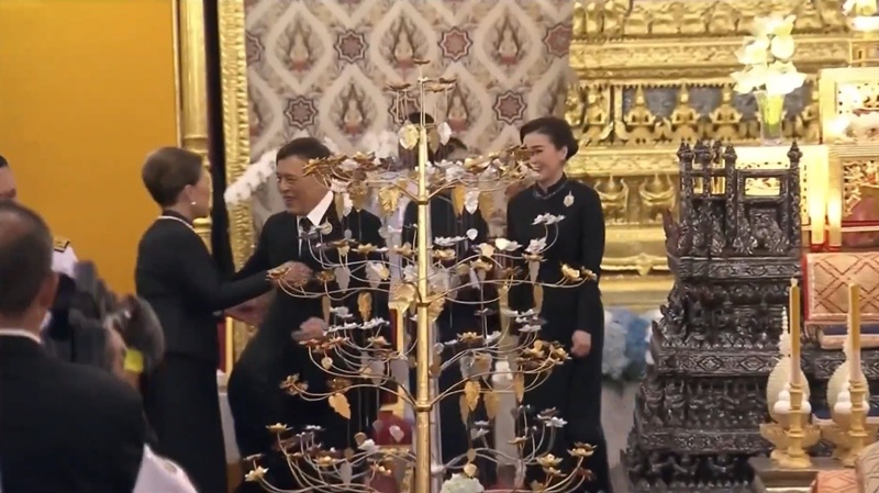 ในหลวง ทรงคมและทรงสวมกอด ทูลกระหม่อมหญิงอุบลรัตนราชกัญญา