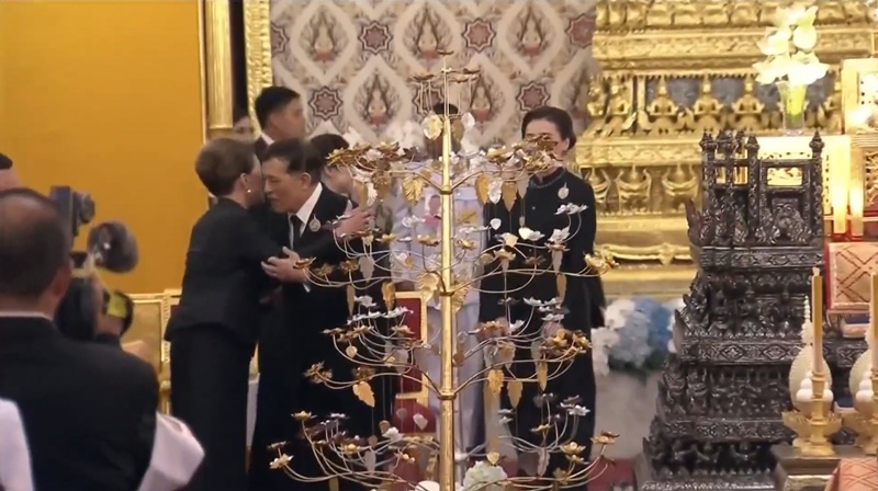 ในหลวง ทรงคมและทรงสวมกอด ทูลกระหม่อมหญิงอุบลรัตนราชกัญญา