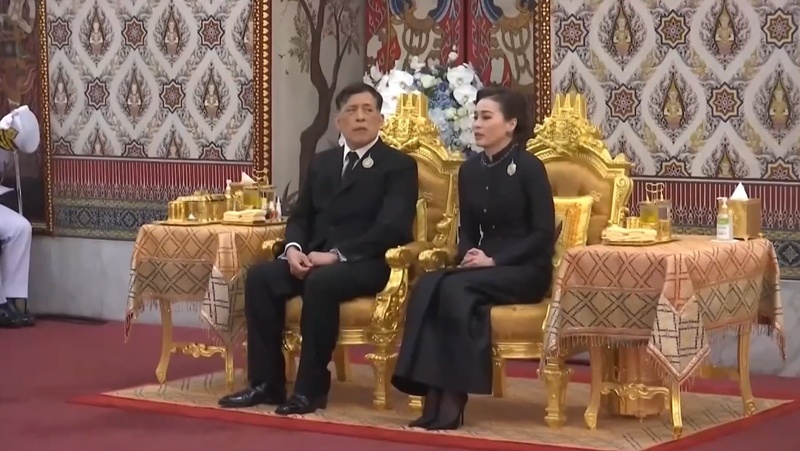 ในหลวง ทรงคมและทรงสวมกอด ทูลกระหม่อมหญิงอุบลรัตนราชกัญญา