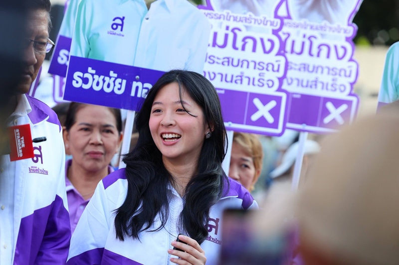 คุณหญิงสุดารัตน์ เกยุราพันธุ์ 