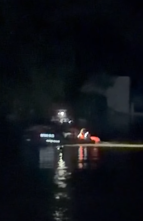 เปิ้ล นาคร ช่วย 2 อาสาฯ เรือติดกลางแม่น้ำเชี่ยว หนึ่งในนั้นระดับพ่อเมืองปากพูน