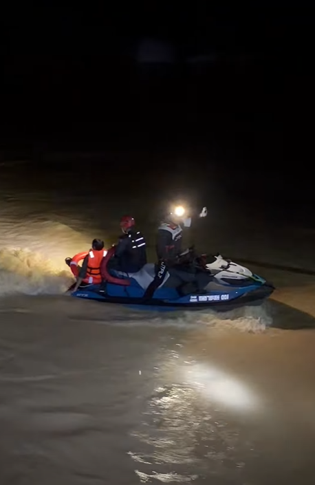 เปิ้ล นาคร ช่วย 2 อาสาฯ เรือติดกลางแม่น้ำเชี่ยว หนึ่งในนั้นระดับพ่อเมืองปากพูน