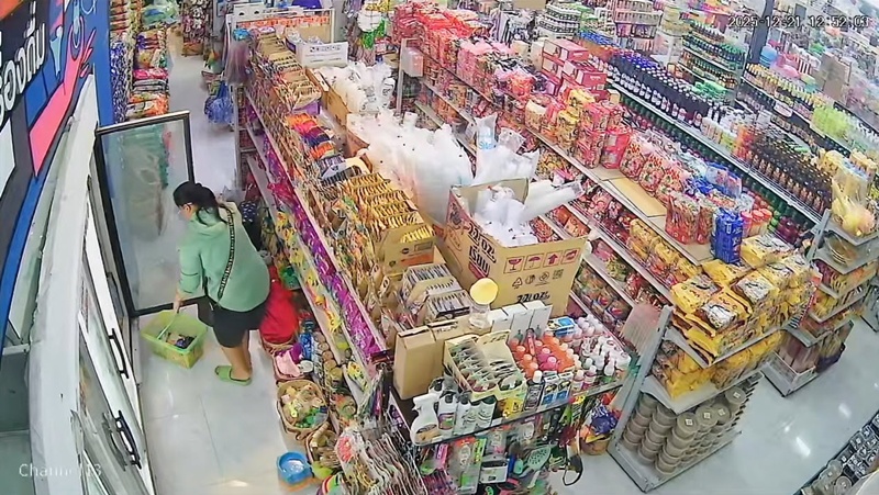 ถ่ายอุจจาระกลางมินิมาร์ท