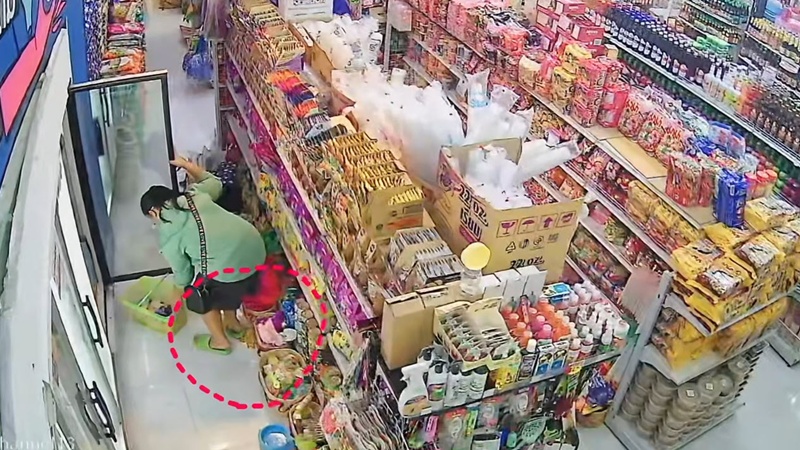 ถ่ายอุจจาระกลางมินิมาร์ท