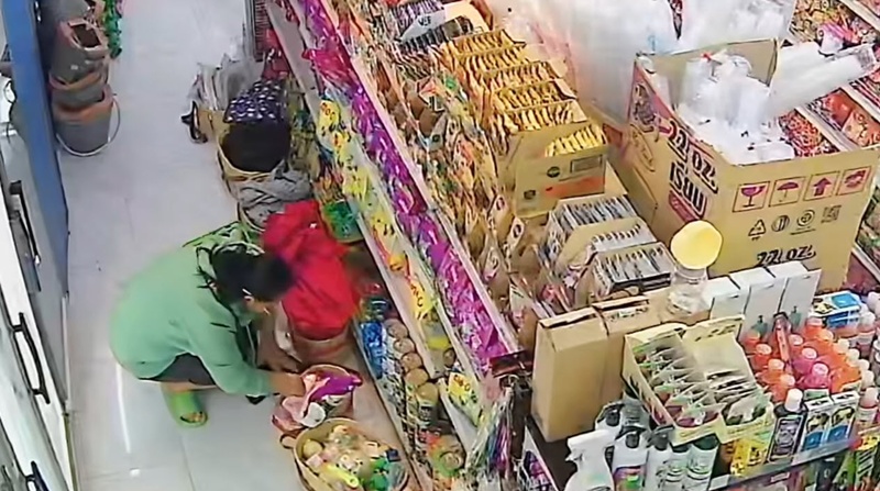 ถ่ายอุจจาระกลางมินิมาร์ท