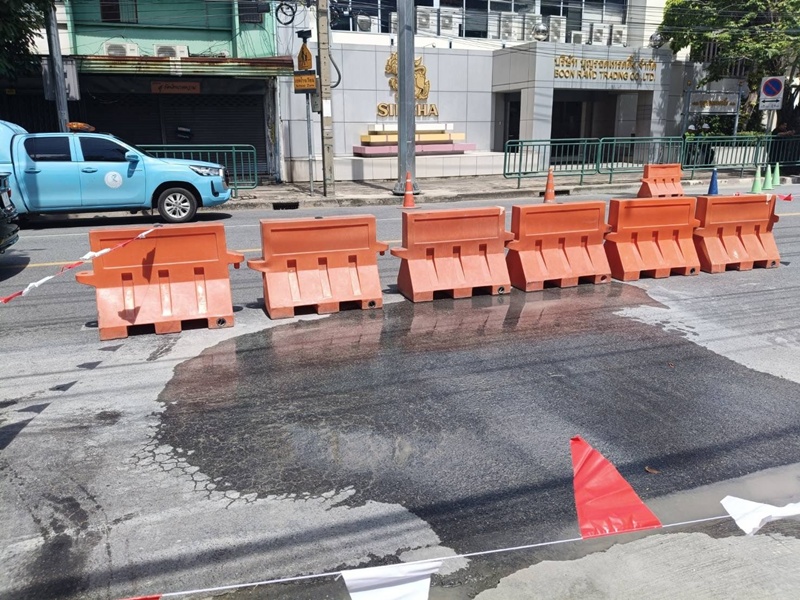 น้ำรั่วซึมขึ้นผิวจราจร ตรงข้ามบุญรอด