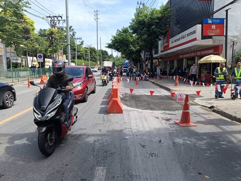 น้ำรั่วซึมขึ้นผิวจราจร ตรงข้ามบุญรอด